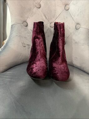 Suzy Shier Burgundy Velvet Ankle Booties